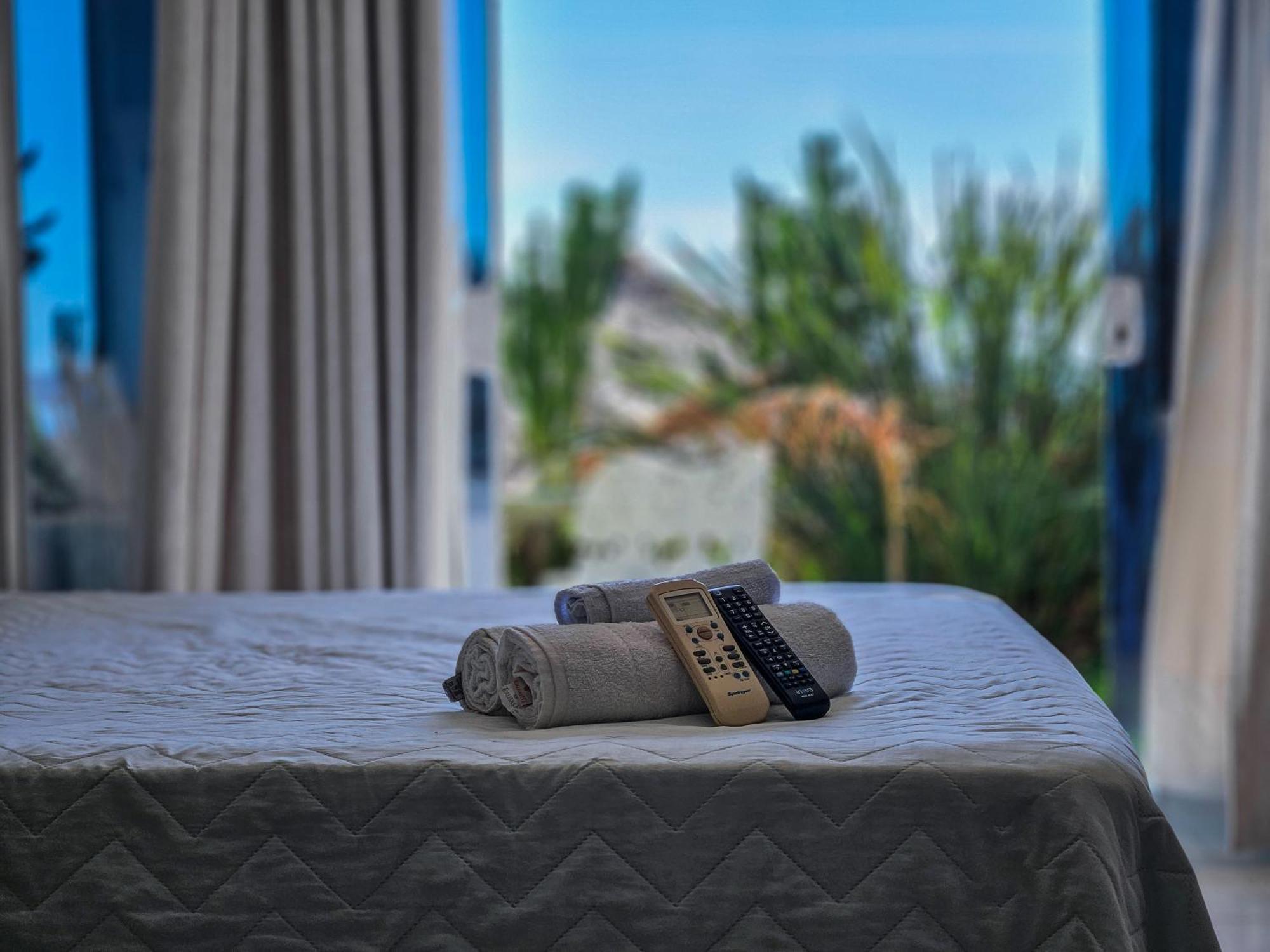 Bella Vista Ocean View Hotel Búzios Exterior foto A bed with a remote control and a towel