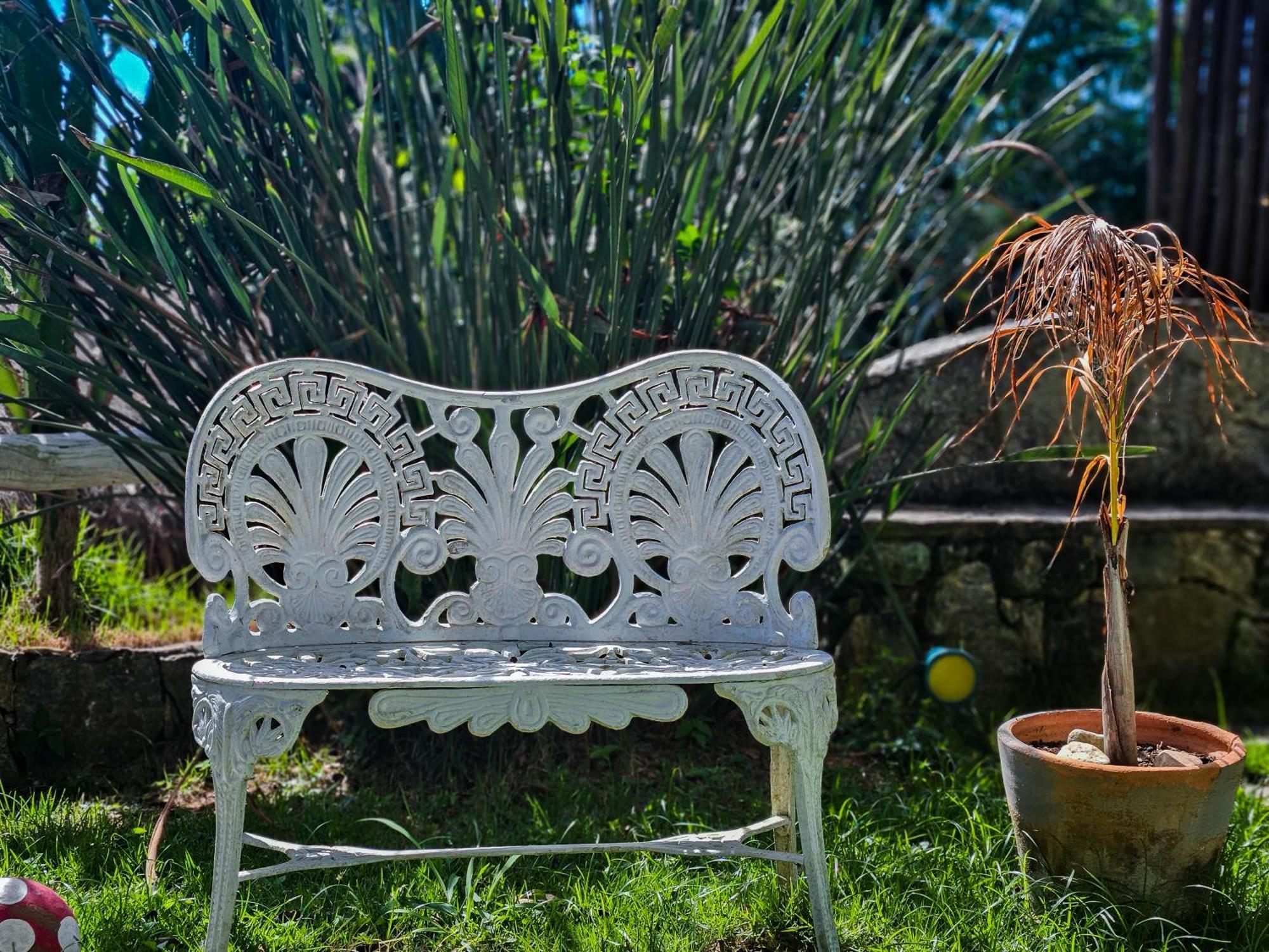 Bella Vista Ocean View Hotel Búzios Exterior foto A white cast iron bench